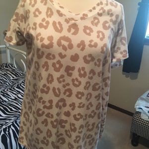 Cream and tan v-neck tee.